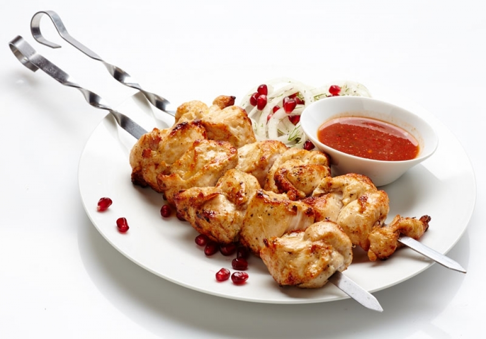 Шашлык из куриного филе на гриле с острым соусом и маринованным луком