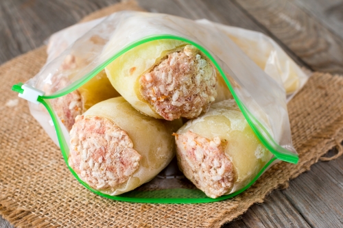 Zamorozhennyj-syroj-perec-v-pakete-kak-zamorozit-farshirovannyj-perec-500x333